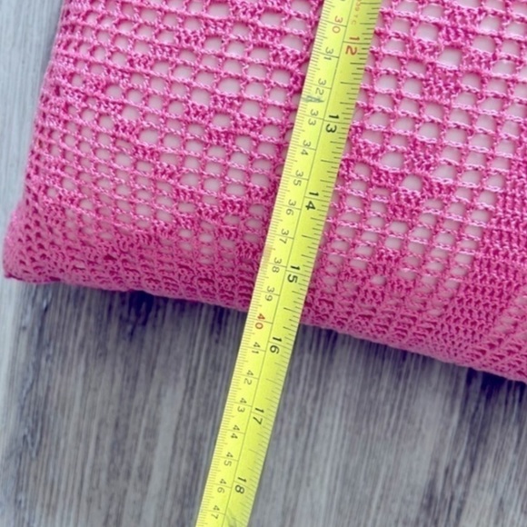Vintage retro 2 tone pink crochet knit decorative pillow.  16”x16”. - Picture 3 of 4